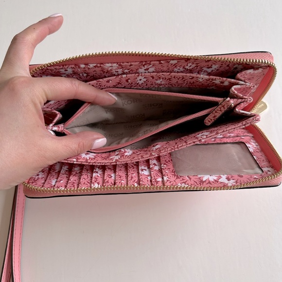 Authentic Pale Pink Michael Kors Wallet - Picture 4 of 11